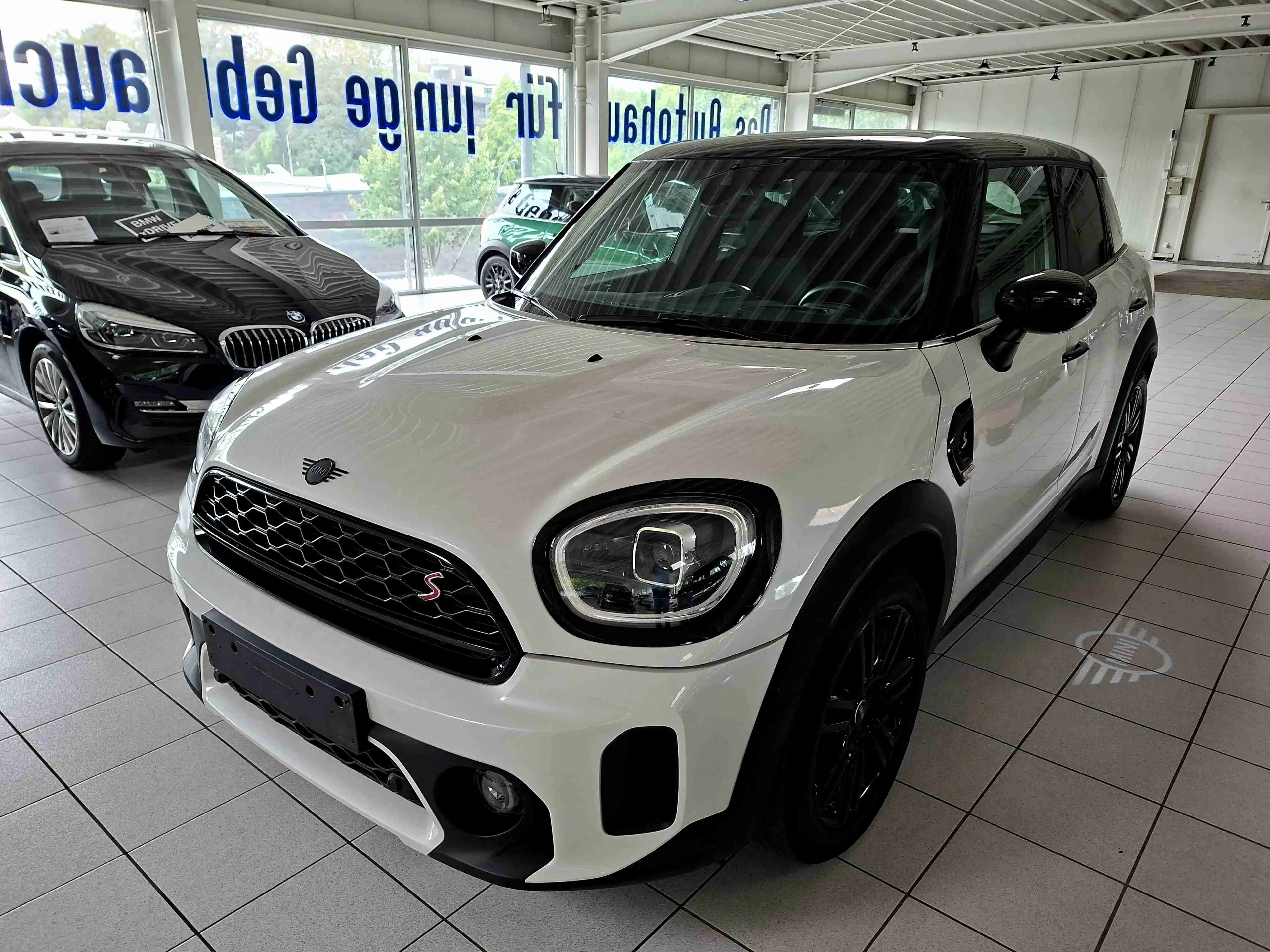 MINI Cooper S Countryman COUNTRYMAN All4 Sport-Aut. Navi Kamera PanoramaDach HuD E-Sport-Sitze Classic Trim — photo 2