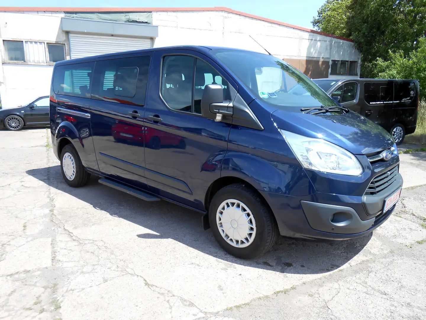 Ford Tourneo Custom 2.2 TDCI 300 L2H1 Trend 9 Sitze Blau - 2