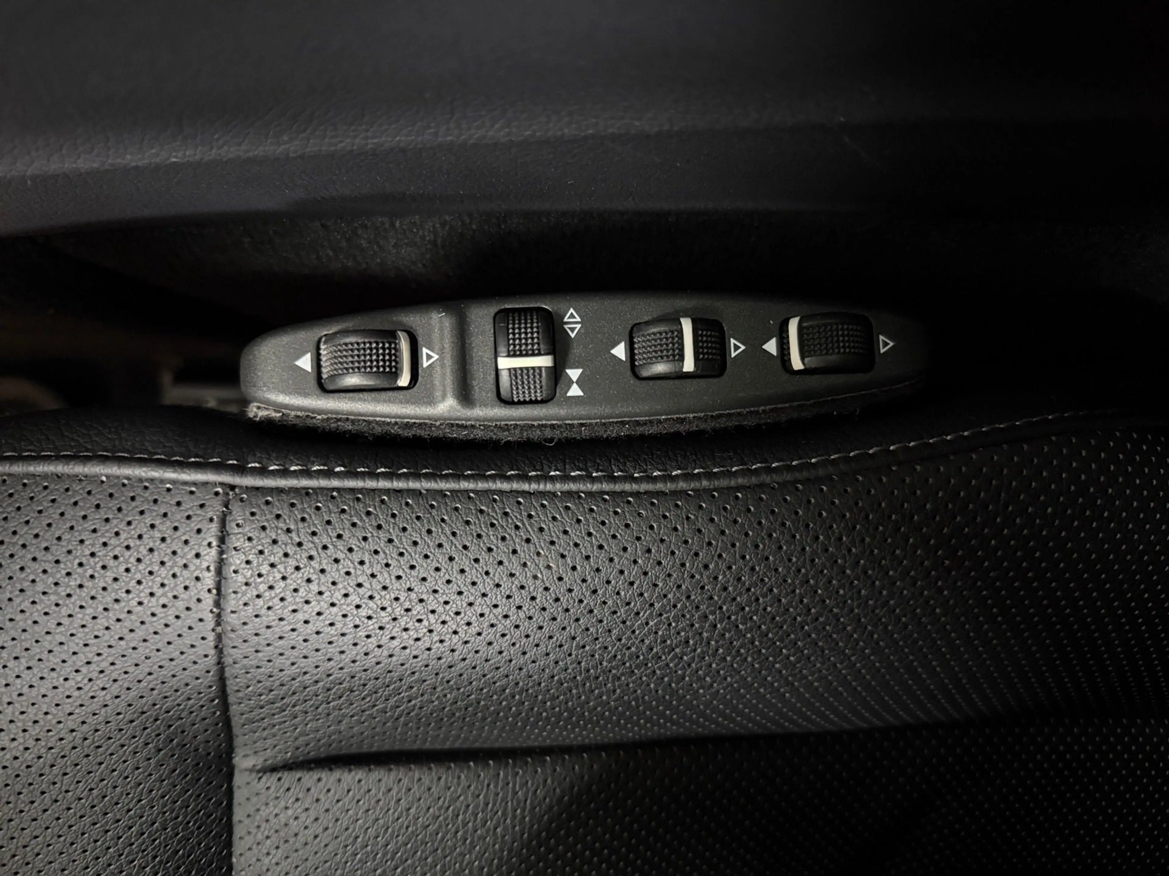 Mercedes-Benz E 350 Avantgarde 4Matic*MEMORY*STZBLFT*DISTR* — photo 13