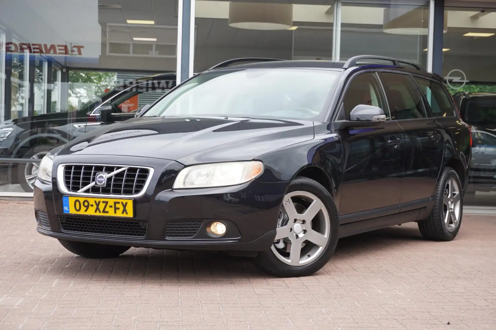Volvo V70 2.5T Kinetic | Automaat | Youngtimer | Airco | Ele Schwarz - 1