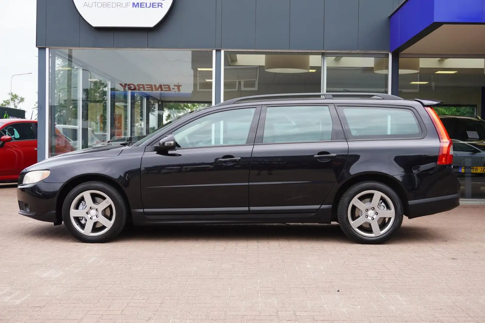 Volvo V70 2.5T Kinetic | Automaat | Youngtimer | Airco | Ele Schwarz - 2