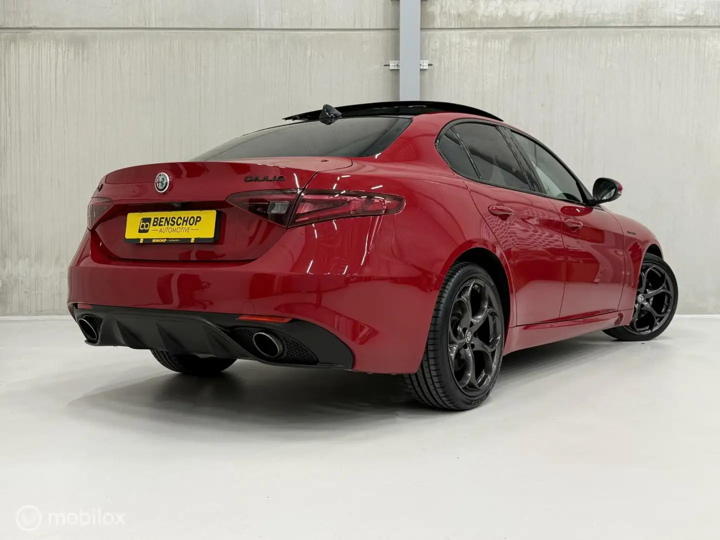 Alfa Romeo Giulia 2.0 AWD Veloce Schuifdak Navi Camera Leer 19 Inch Rood - 2