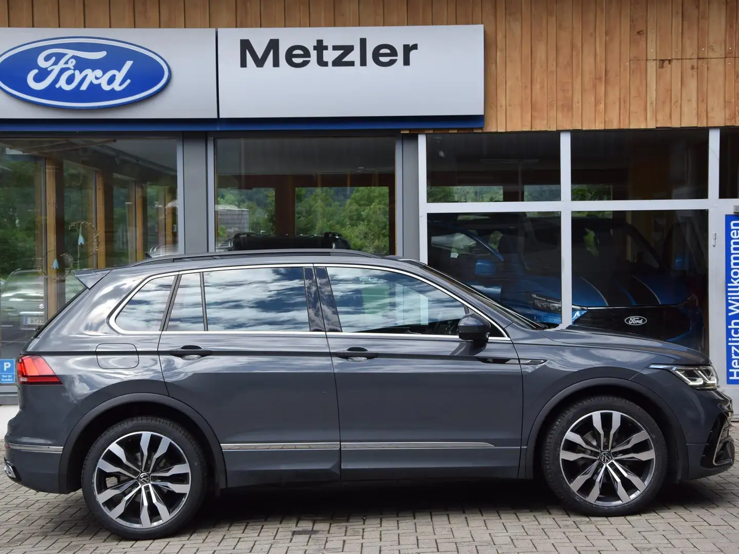 Volkswagen Tiguan R-Line 4Motion - 1
