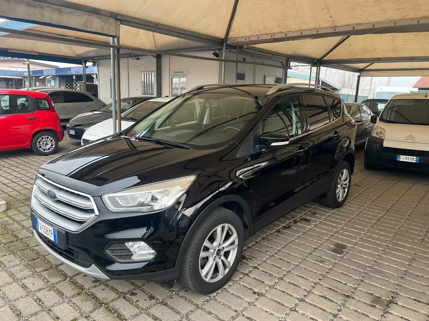 Ford Kuga 1.5 TDCI 120 CV S&S 2WD Business Negro - 1