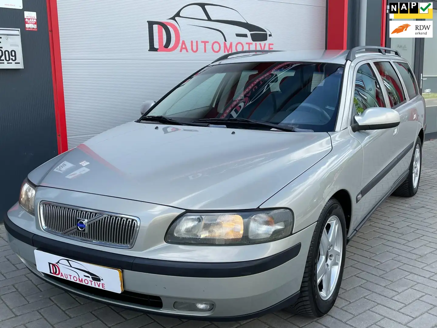 Volvo V70 2.4 Comfort Line AUT/TREKHAAK/LEER/CRUISE/AIRCO Beige - 1