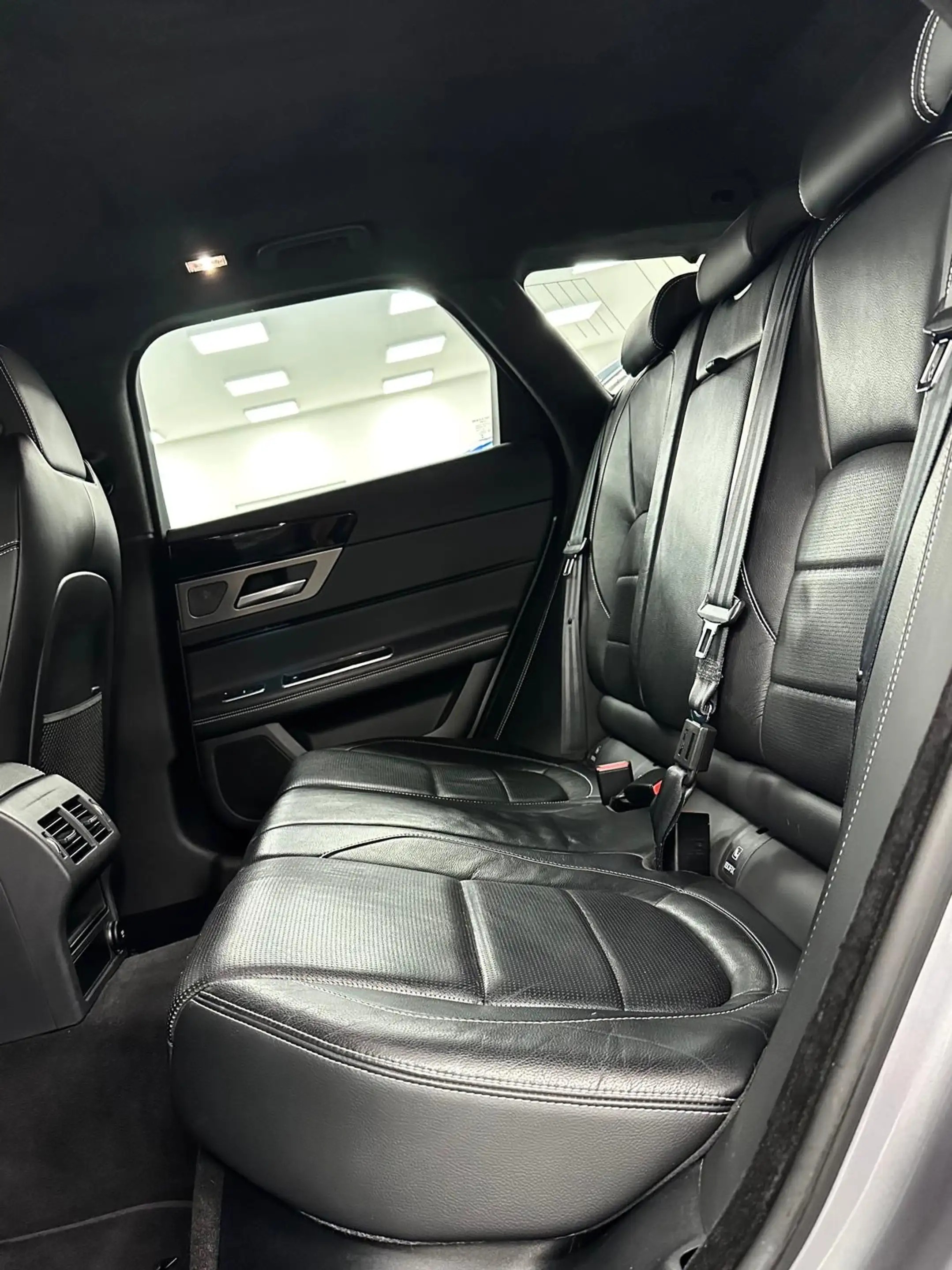 Jaguar XF 2.0 D AWD R-SPORT - GARANTIE 12 MOIS -PARFAIT ETAT — photo 13