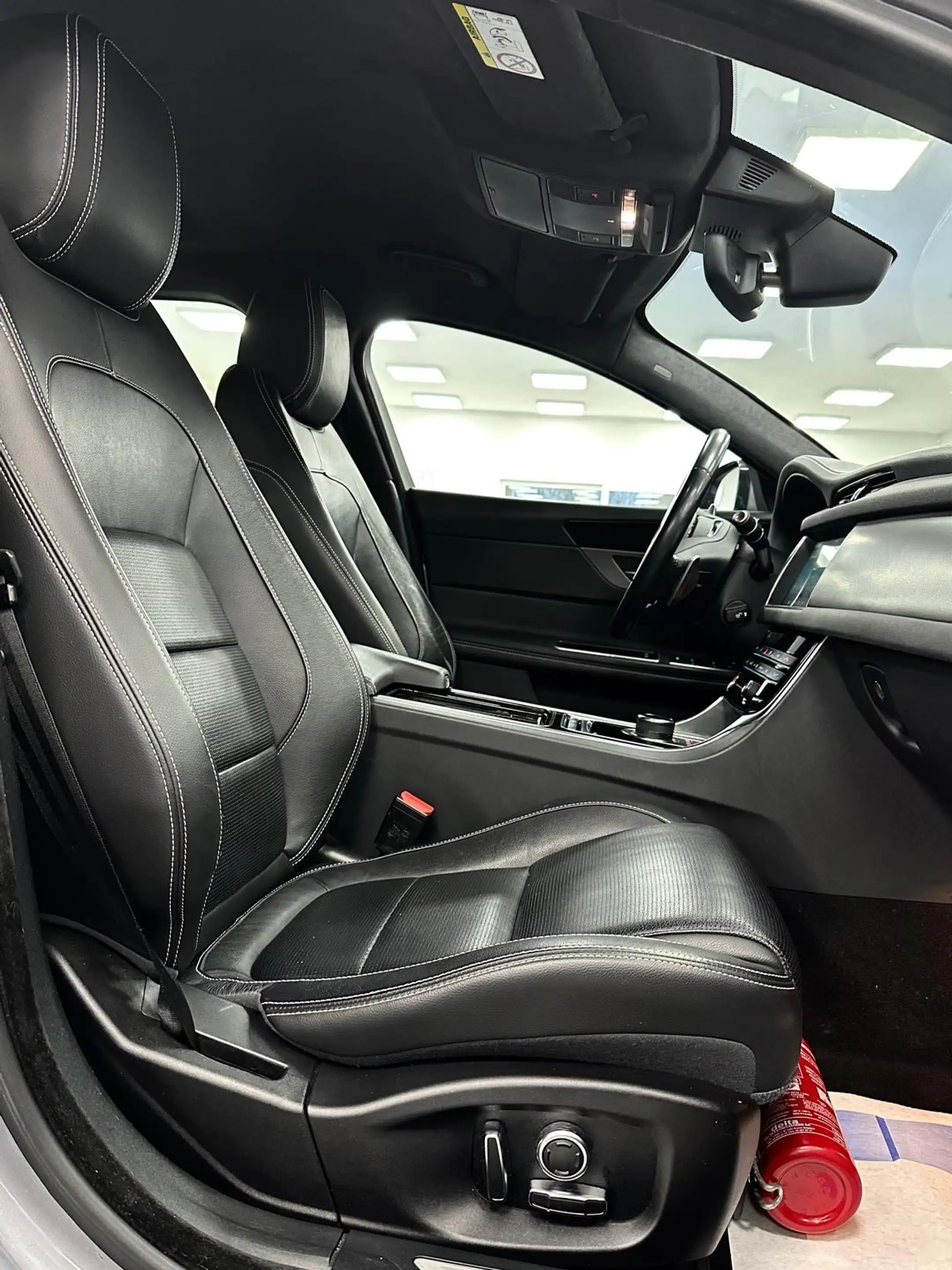 Jaguar XF 2.0 D AWD R-SPORT - GARANTIE 12 MOIS -PARFAIT ETAT — photo 9