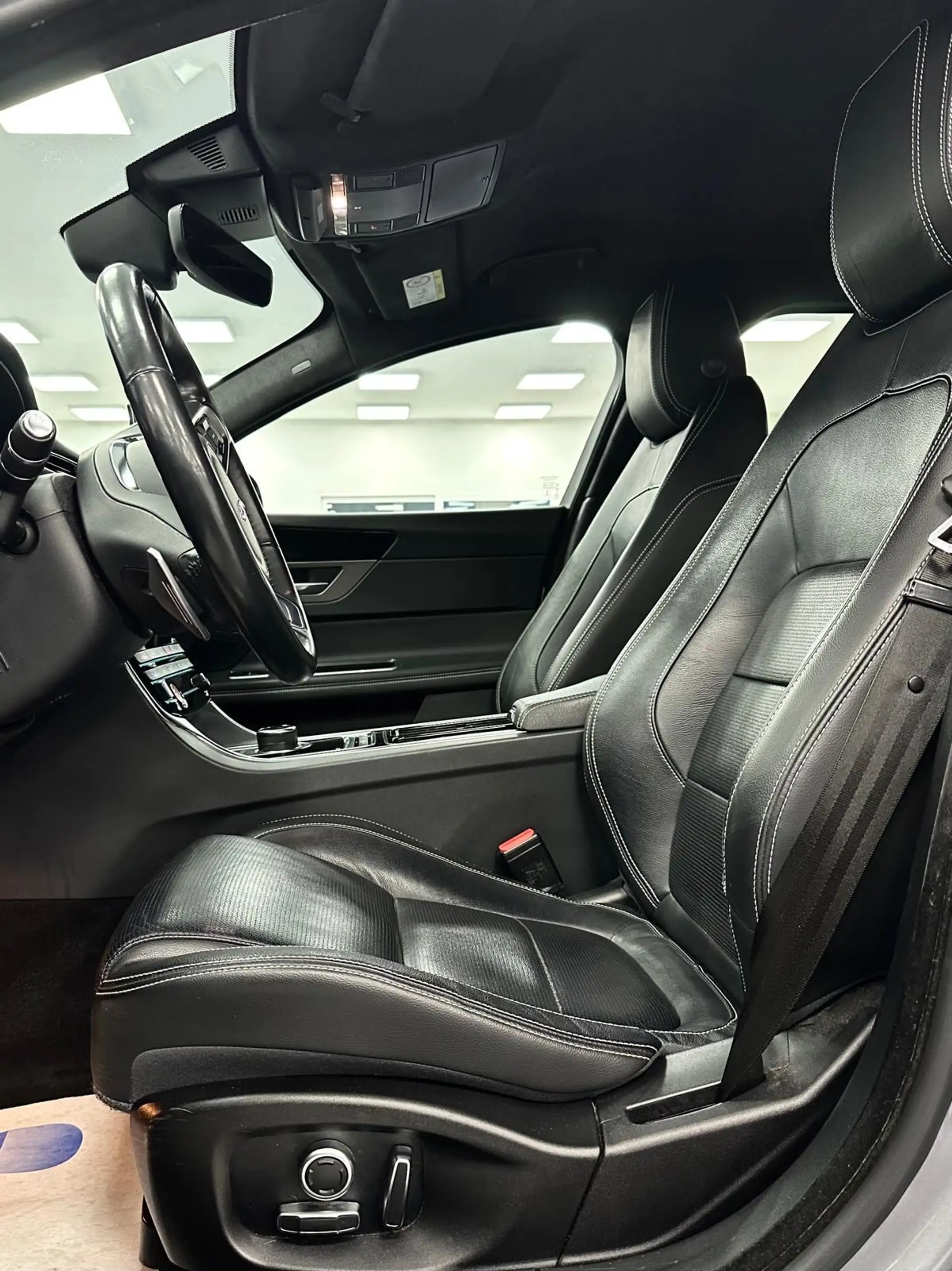 Jaguar XF 2.0 D AWD R-SPORT - GARANTIE 12 MOIS -PARFAIT ETAT — photo 7
