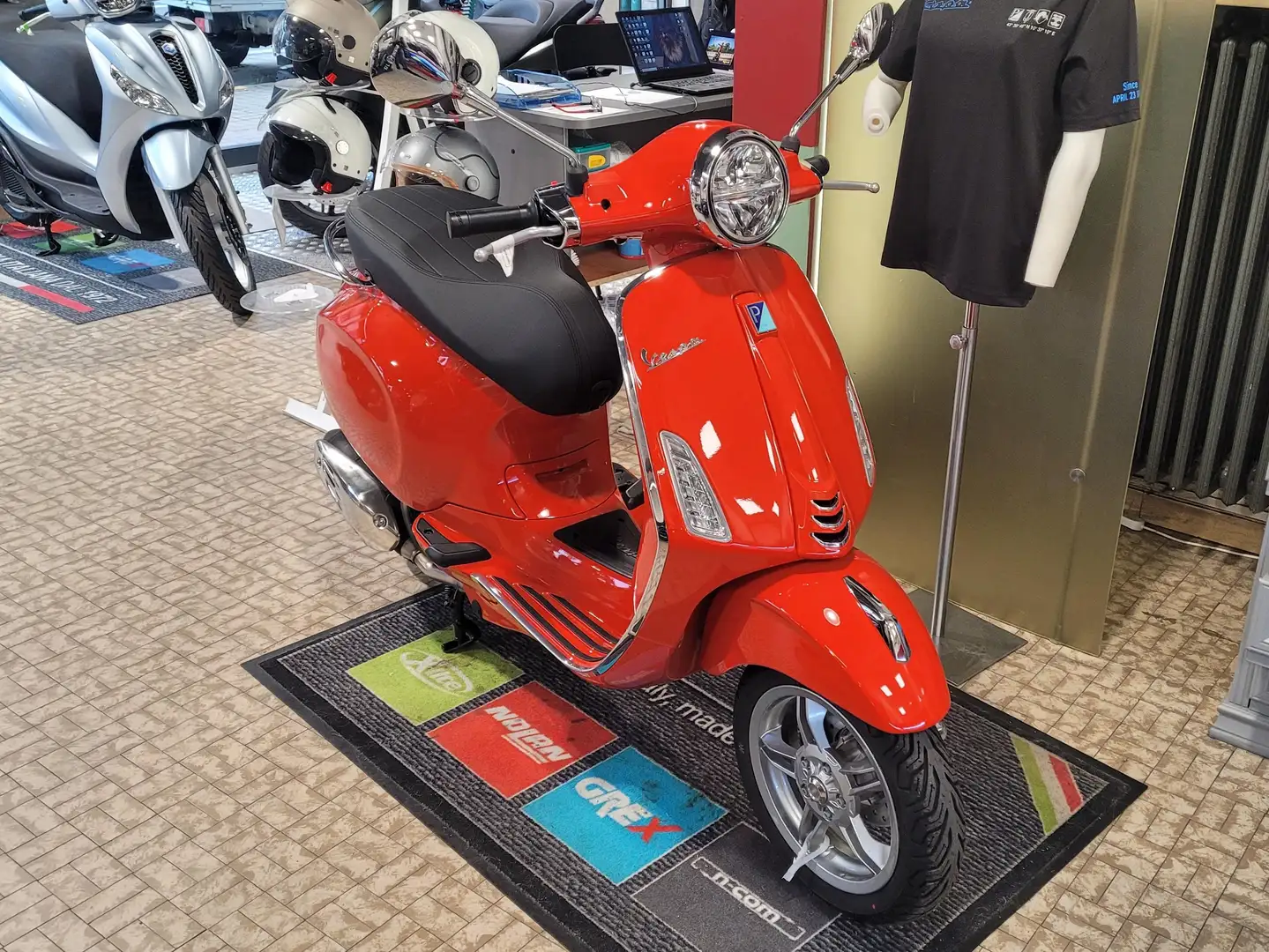 Vespa Primavera 125 Arancione - 2