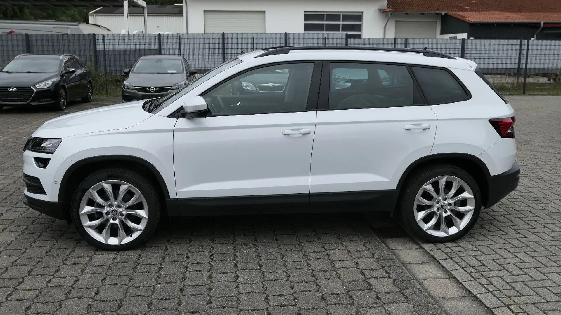 Skoda Karoq Style/8xAlu/Panorama/AHK/ACC/LED Wit - 2