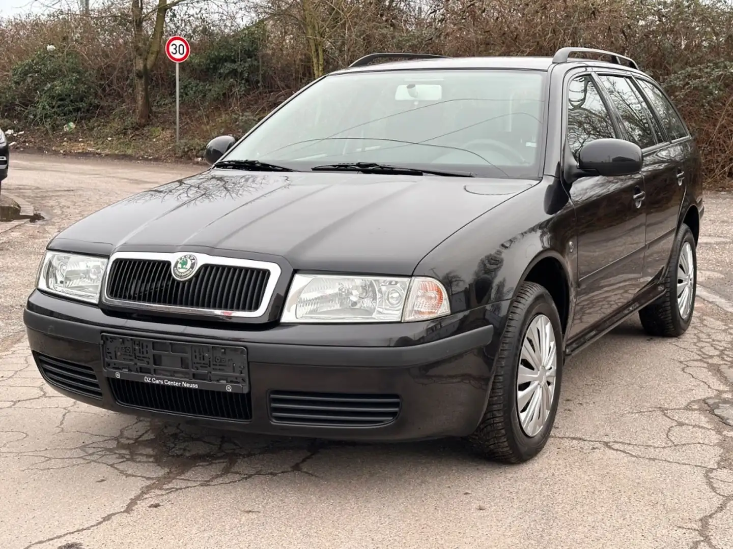 Skoda Octavia 1.6 Benzin Combi Tour 1.Hand Schwarz - 1