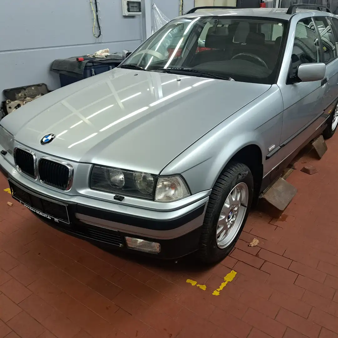 BMW 320 320i touring srebrna - 1