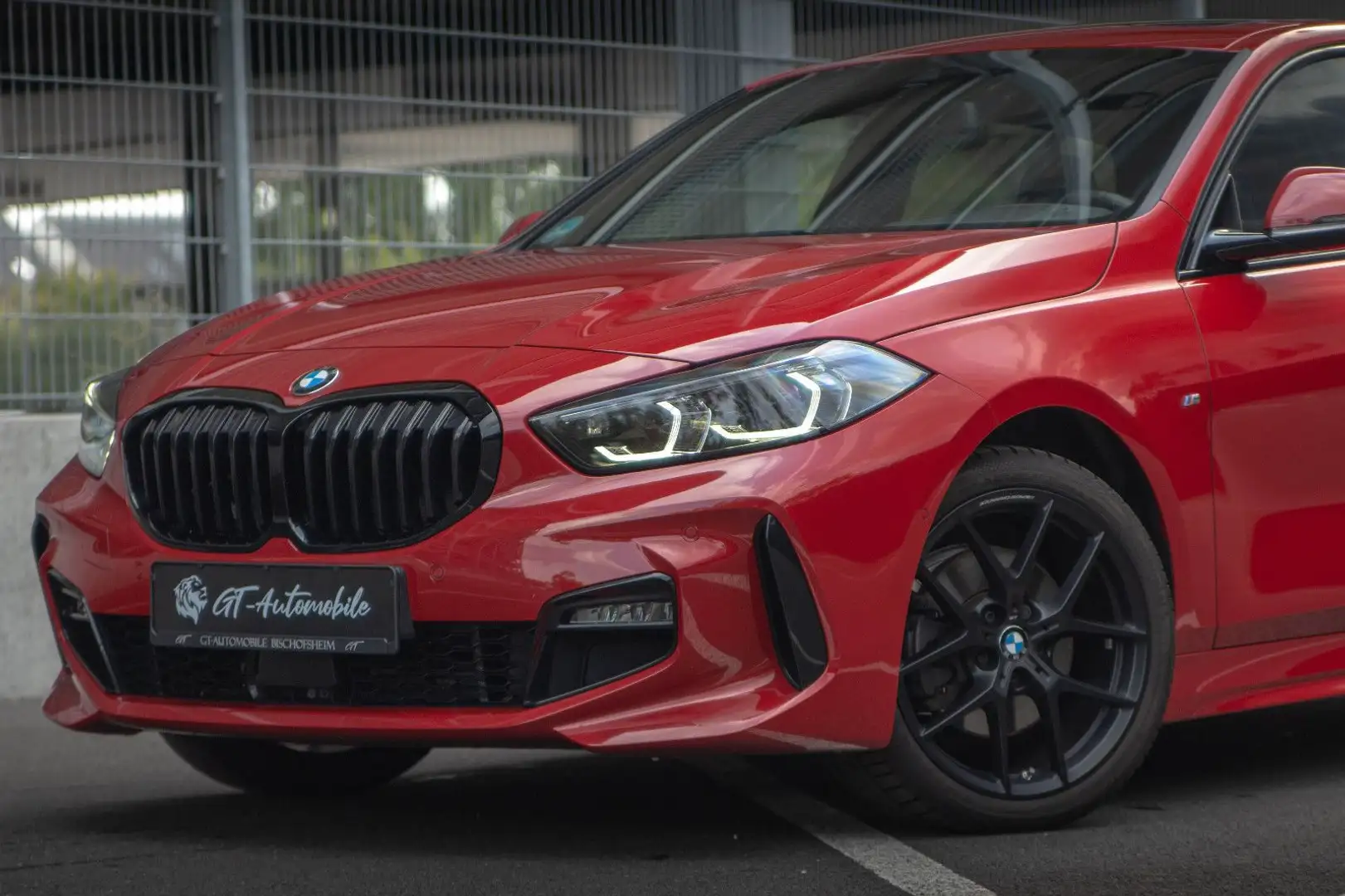 BMW 118 i Lim.*M Sport+M-Sitze*HUD*eSitze*PANO*KAM! Rot - 1