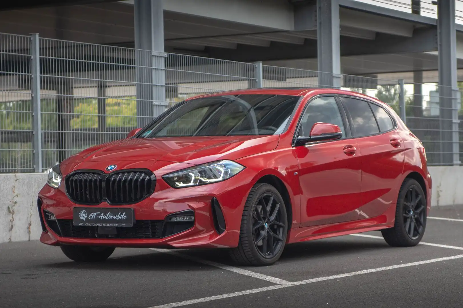 BMW 118 i Lim.*M Sport+M-Sitze*HUD*eSitze*PANO*KAM! Rot - 2