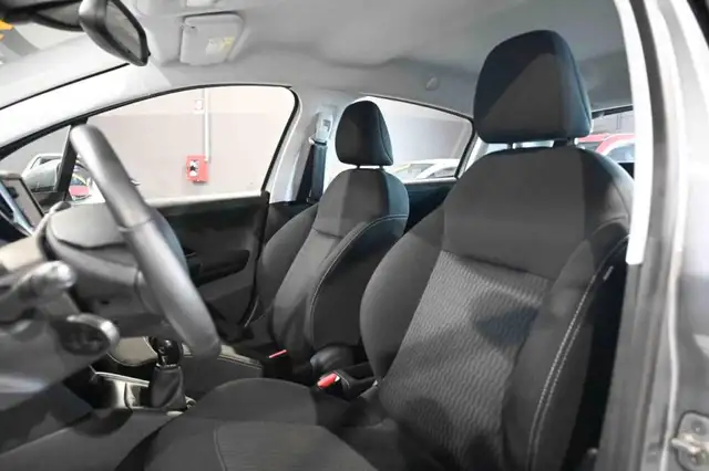 Peugeot 208 view 13