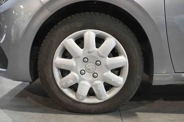 Peugeot 208 view 9
