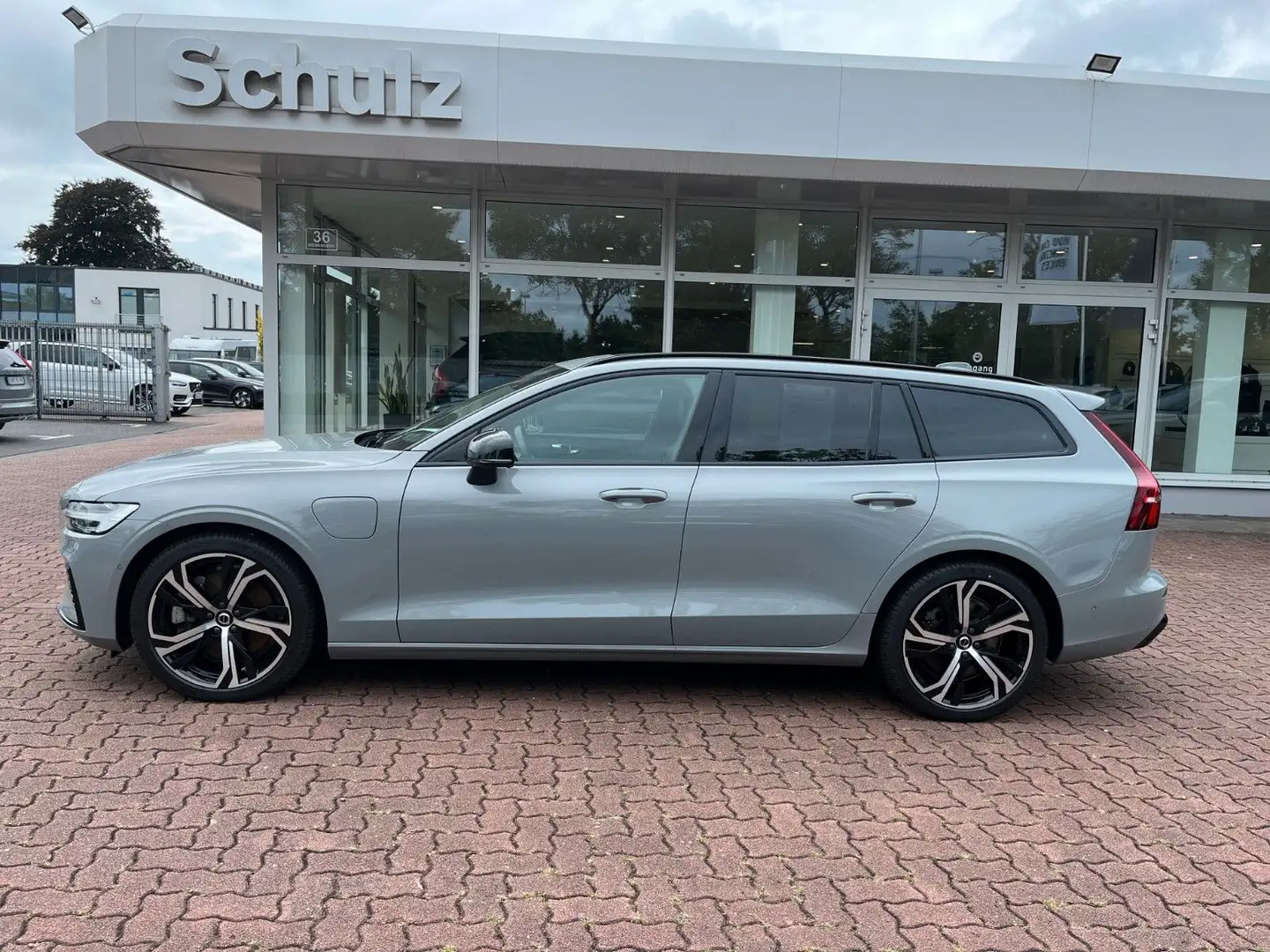 Volvo V60 T6 AWD Plug-in Hybrid Plus Dark Auto Grijs - 1