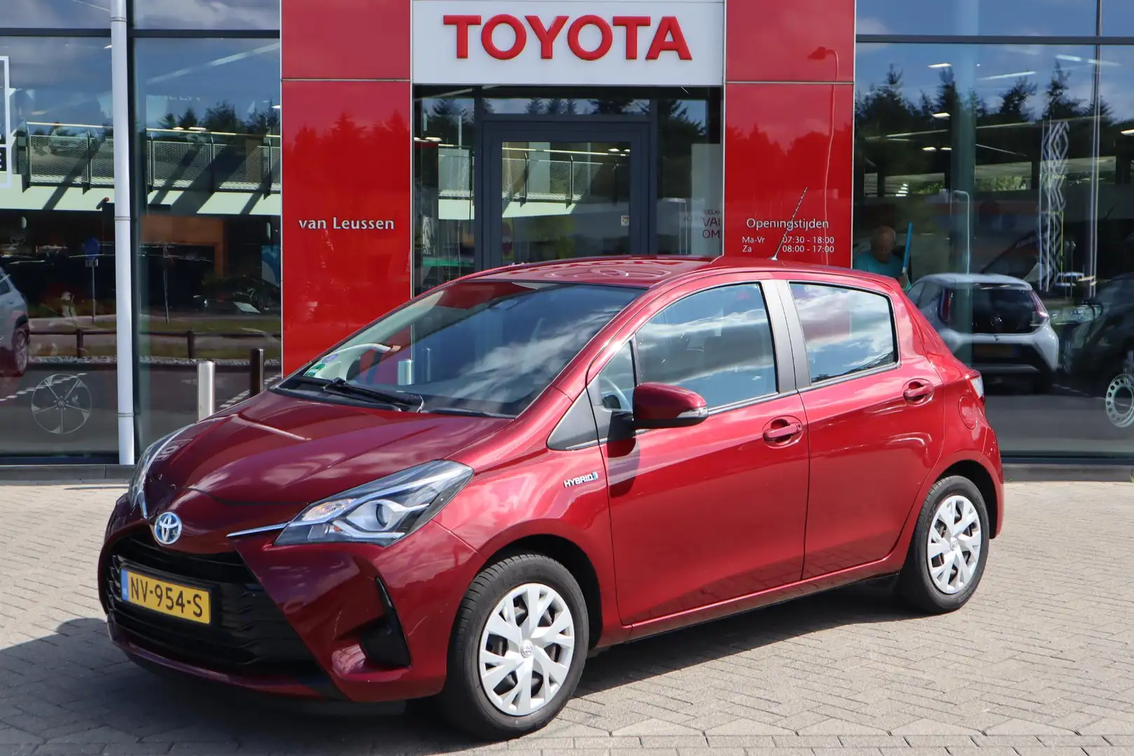 Toyota Yaris 1.5 HYBRID ASPIRATION CRUISE NAVI BLUETOOTH CLIMA Rood - 1