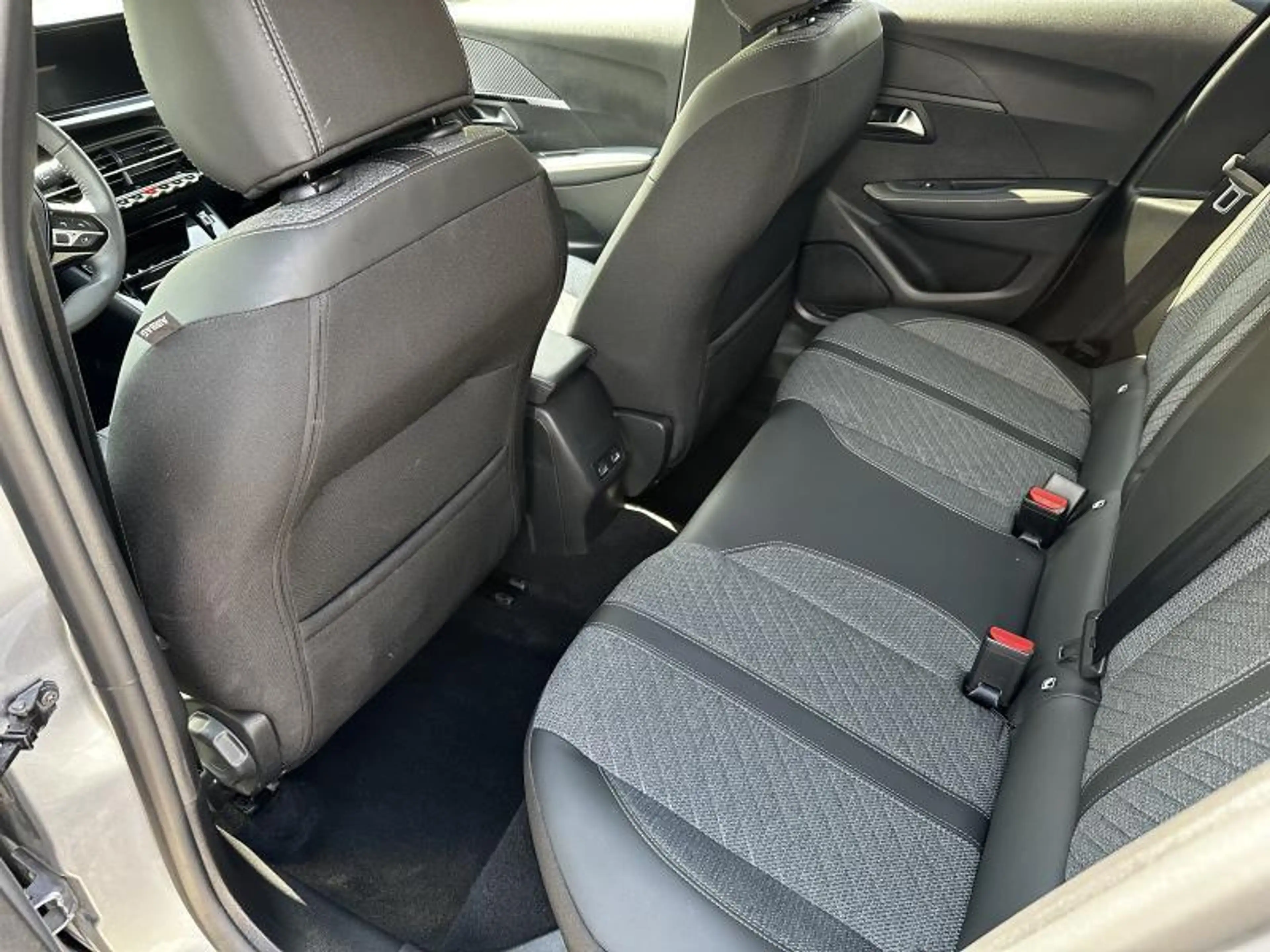 Peugeot 208 Allure — photo 9
