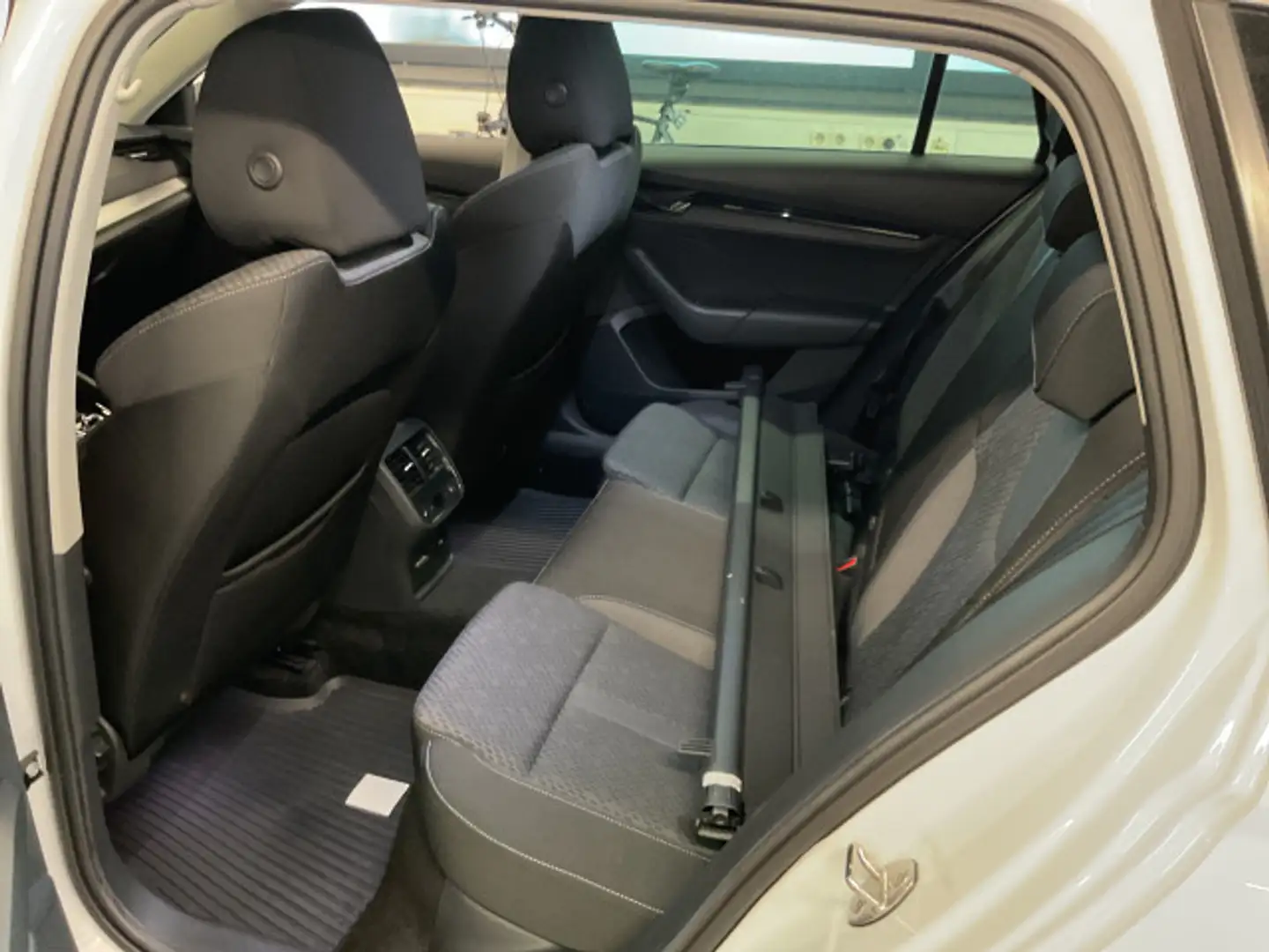 Skoda Octavia Combi 2.0 TDI DSG Clever AHK AppConnect Weiß - 2