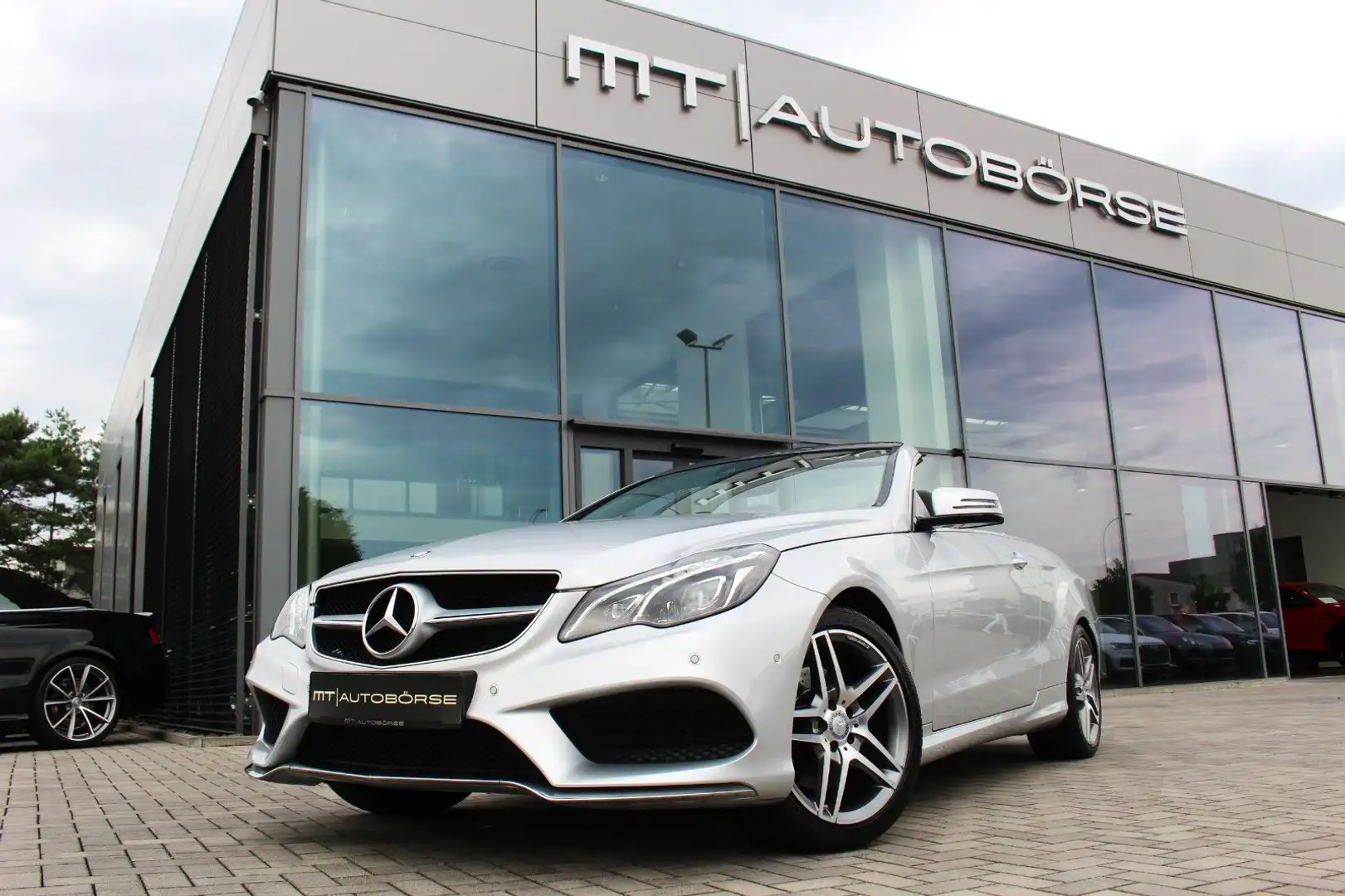 Mercedes-Benz E 250 CABRIO *AMG-SPORTPAKET*+LED+R-KAMERA+LEDER Silber - 1
