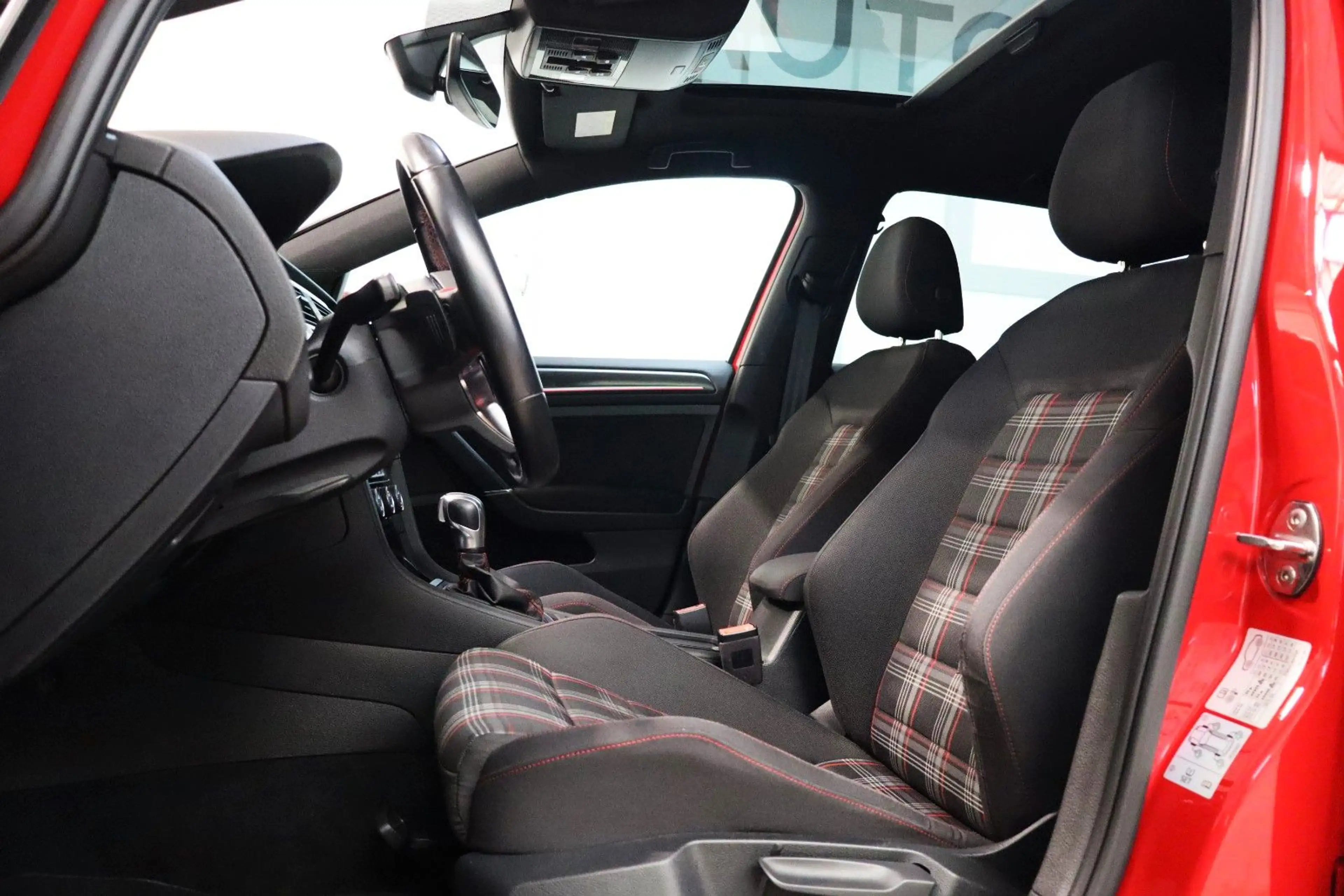 Volkswagen Golf VII GTI 2,0 TSI DSG Performance Virtual ACC — photo 6