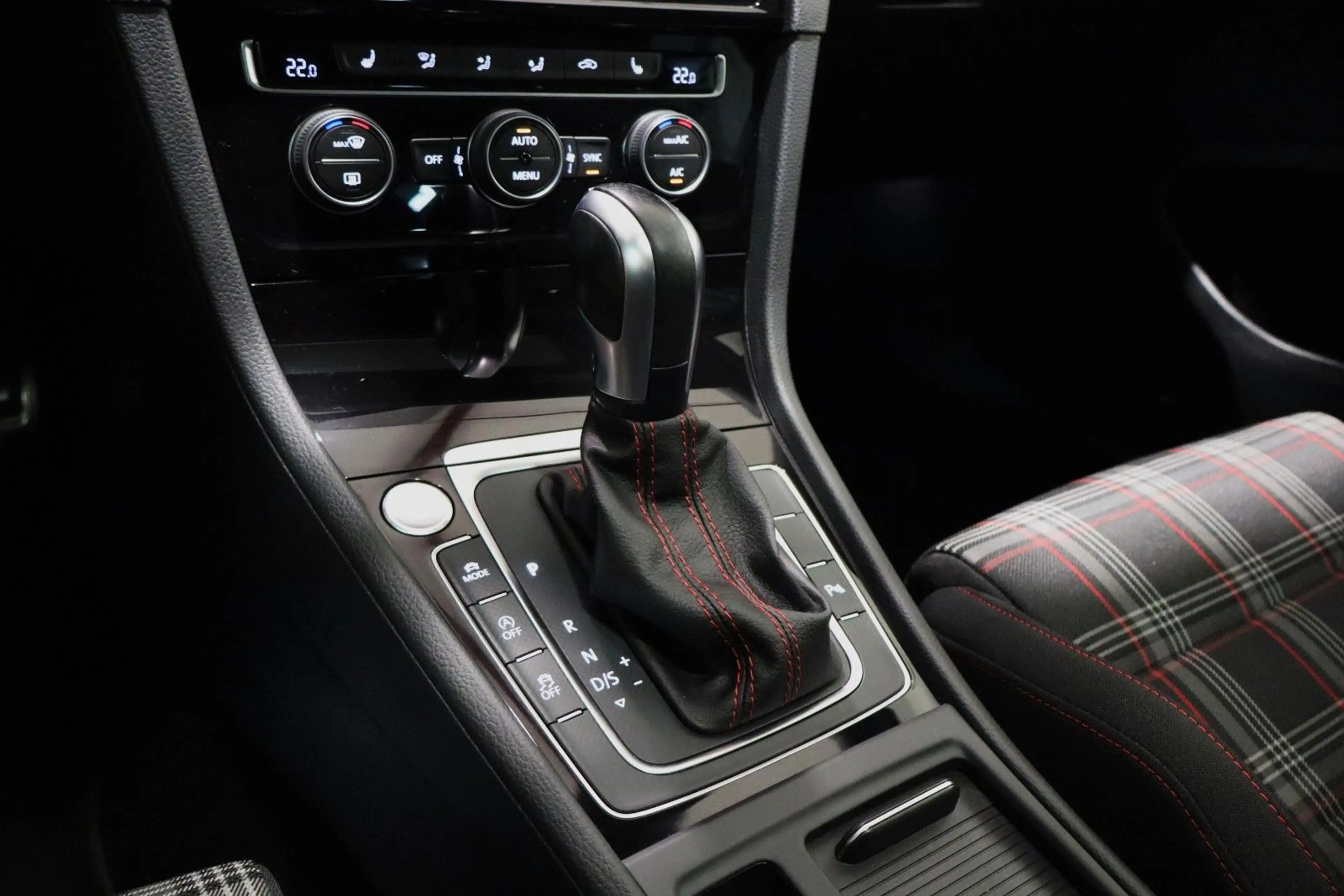Volkswagen Golf VII GTI 2,0 TSI DSG Performance Virtual ACC — photo 15