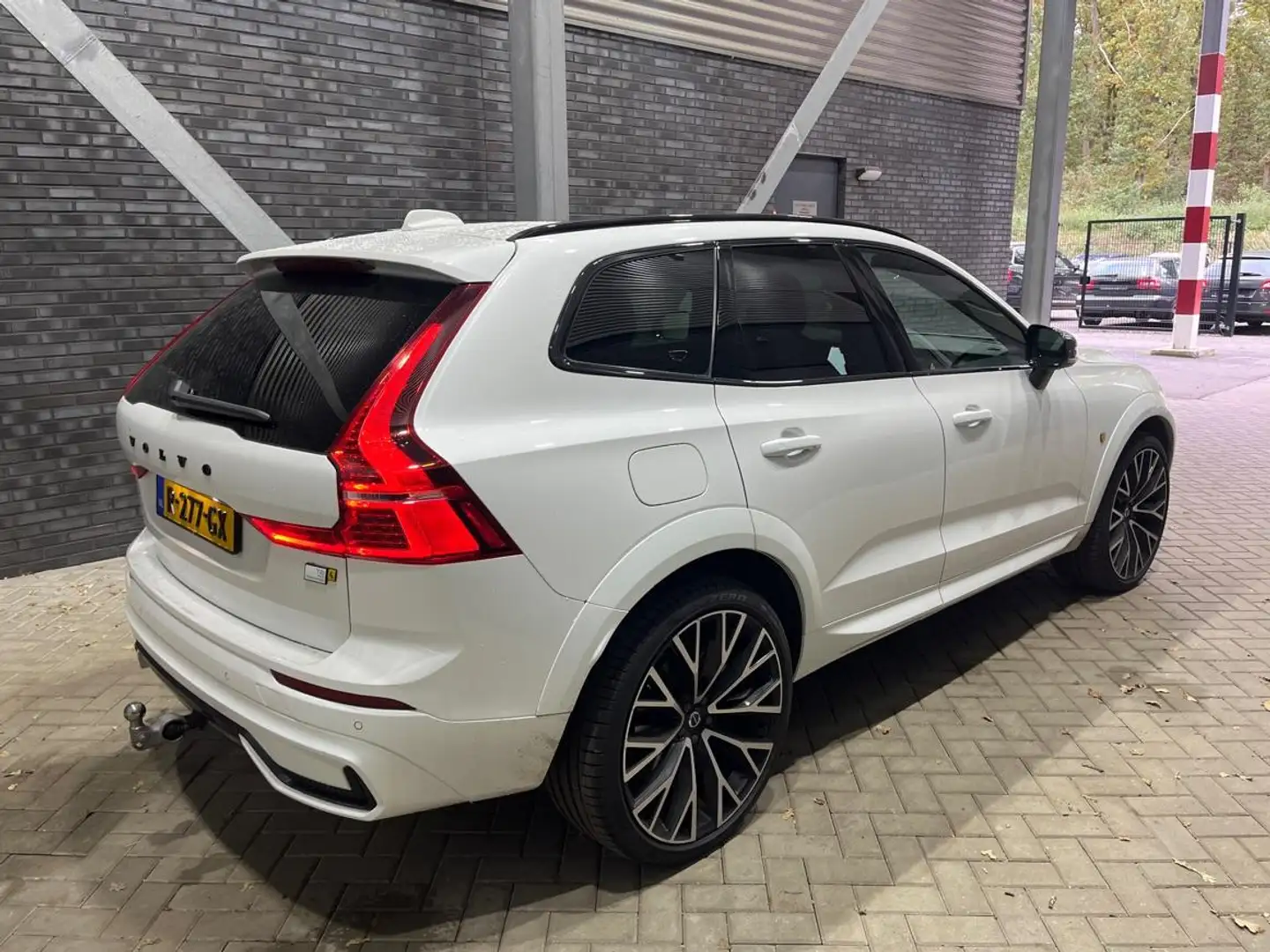 Volvo XC60 T6 Plug-in hybrid R-Design | 22 Inch | Panoramadak Wit - 2