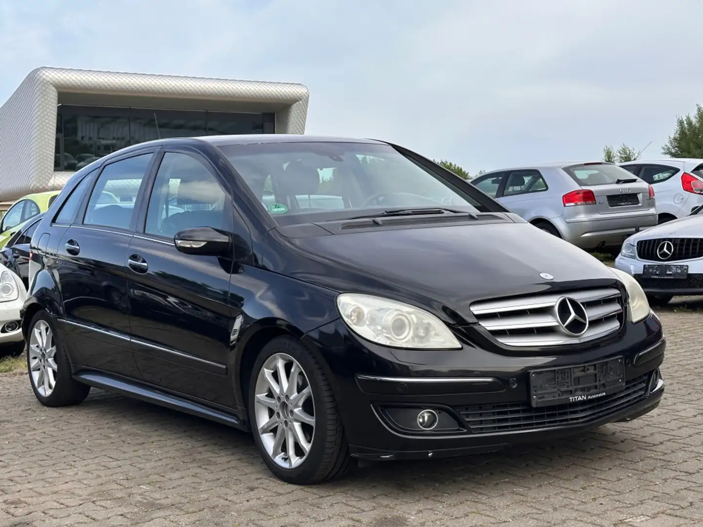 Mercedes-Benz B 200 TÜV neu Bi-Xenon 8-fach bereift SHZ Navi Black - 2