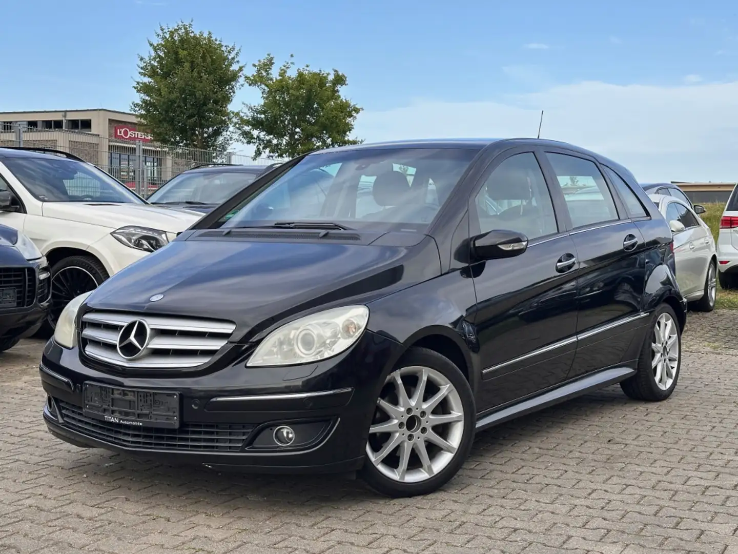 Mercedes-Benz B 200 TÜV neu Bi-Xenon 8-fach bereift SHZ Navi Black - 1