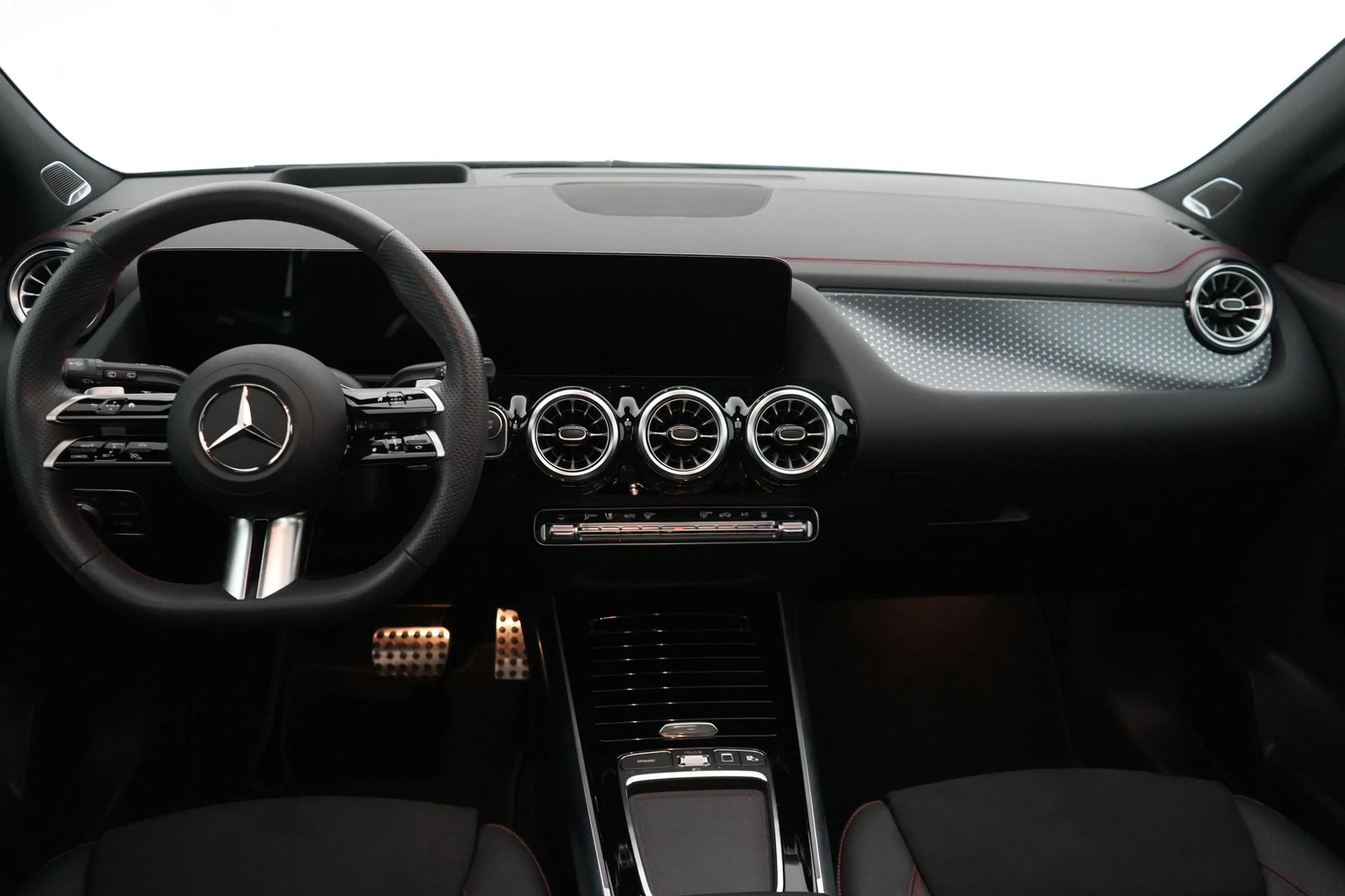 Mercedes-Benz EQA 350 4-Matic AMG Line LEDER/ALCANTARA LED GPS PDC CAM P — photo 13