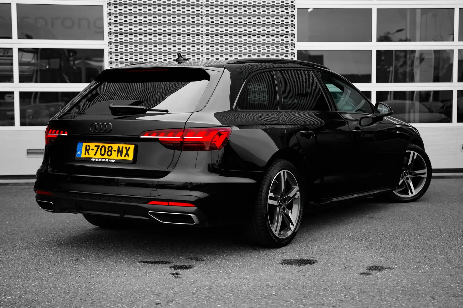 Audi A4 Avant 35 TFSI S edition Zwart - 2