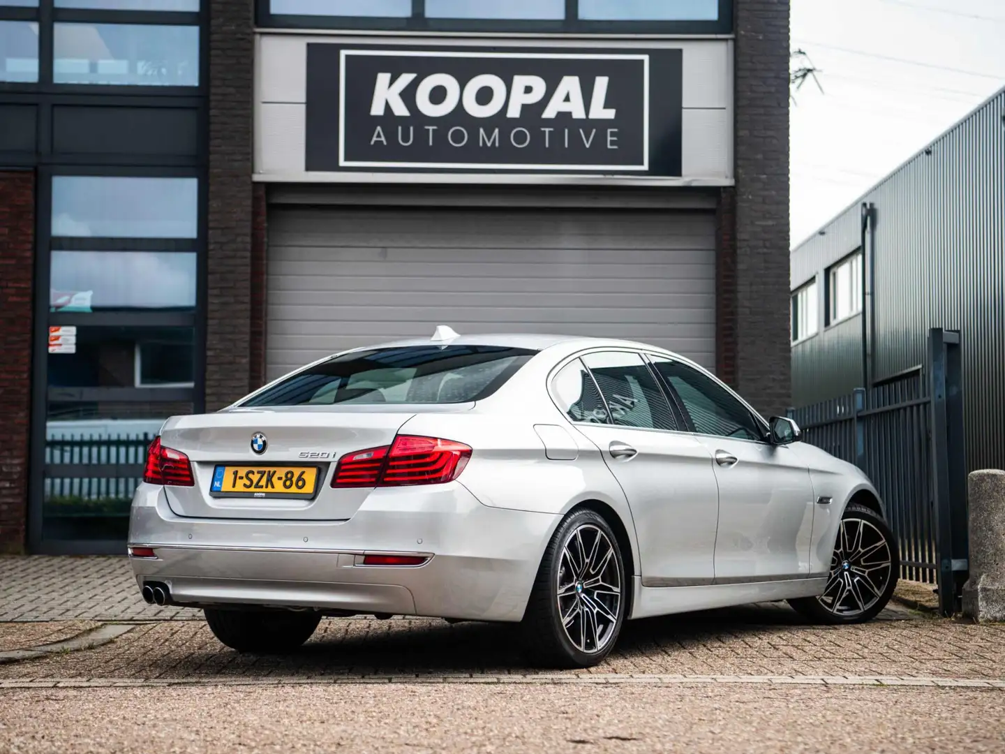 BMW 520 5-serie 520i Luxury Edition | Ambiente | Bi-Xenon Grijs - 2