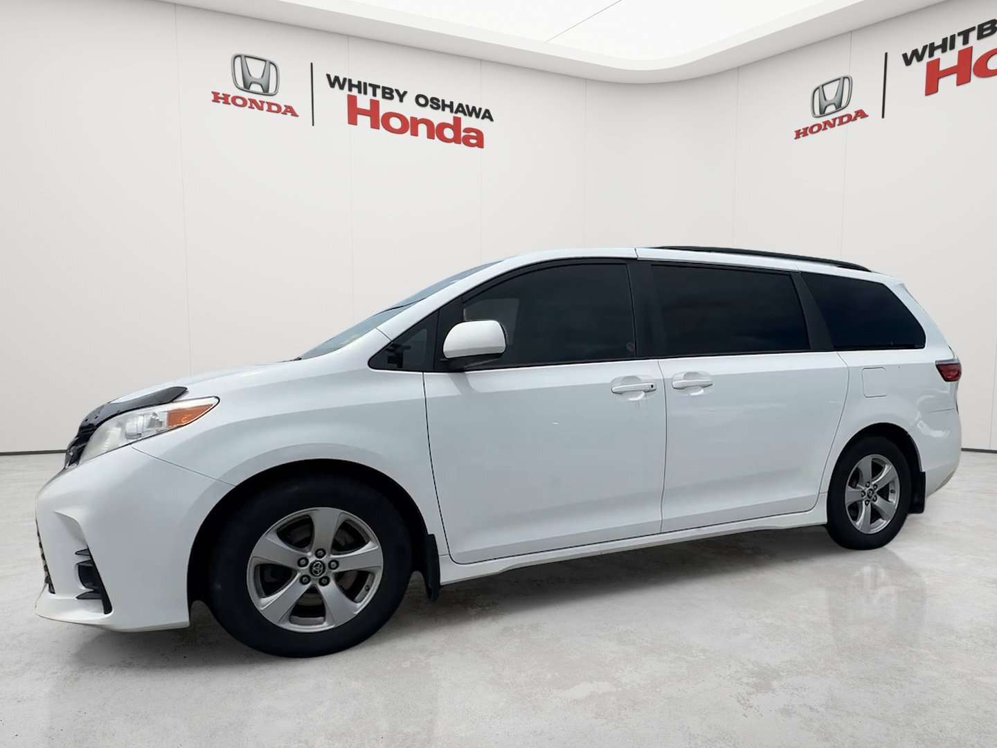 2020 Toyota Sienna LE — снимка 1