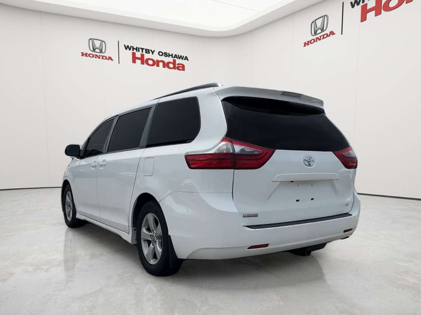 2020 Toyota Sienna LE — снимка 1