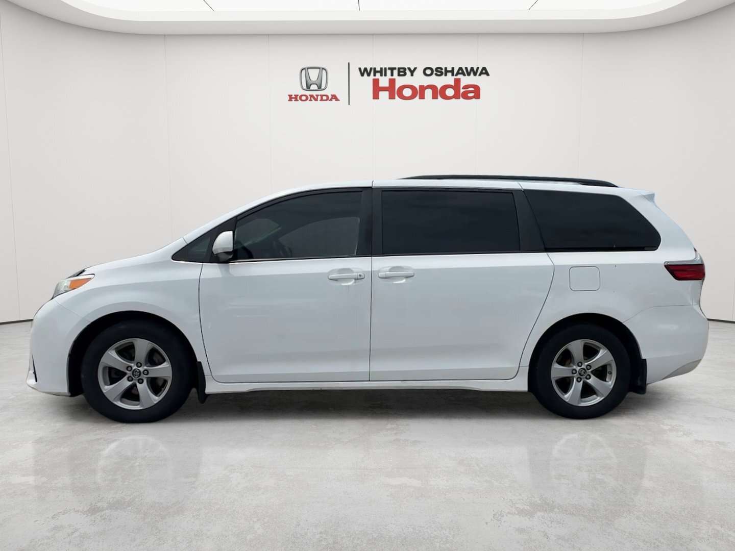 2020 Toyota Sienna LE — снимка 1