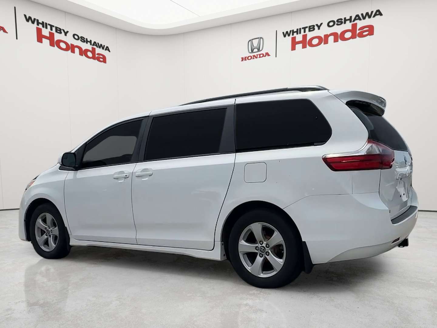 2020 Toyota Sienna LE — снимка 1