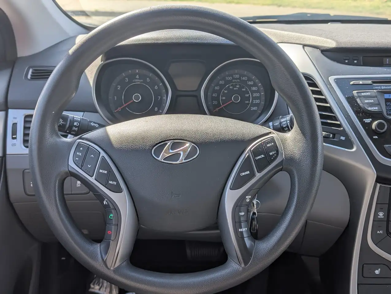Hyundai ELANTRA photo Hyundai ELANTRA