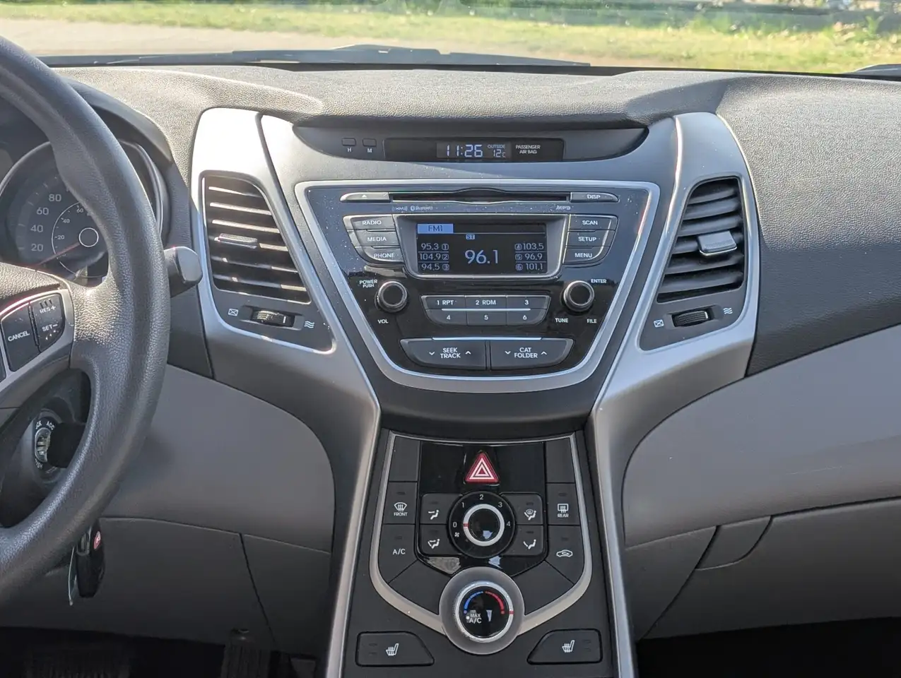 Hyundai ELANTRA photo Hyundai ELANTRA