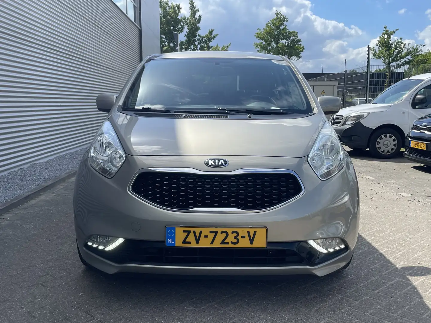 Kia Venga 1.4 CVVT DynamicLine Navigatie Achteruitrijcamera Gris - 2