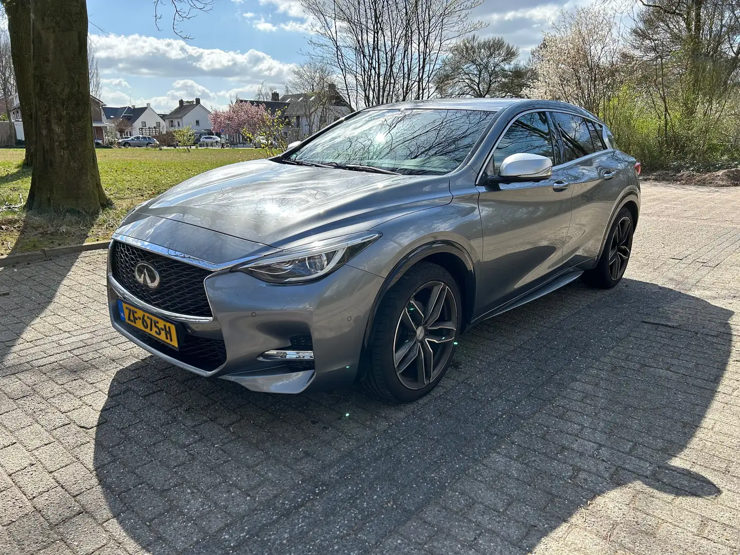 Infiniti Q30 Q30 1.6t Sport City AUT grijs Szürke - 1