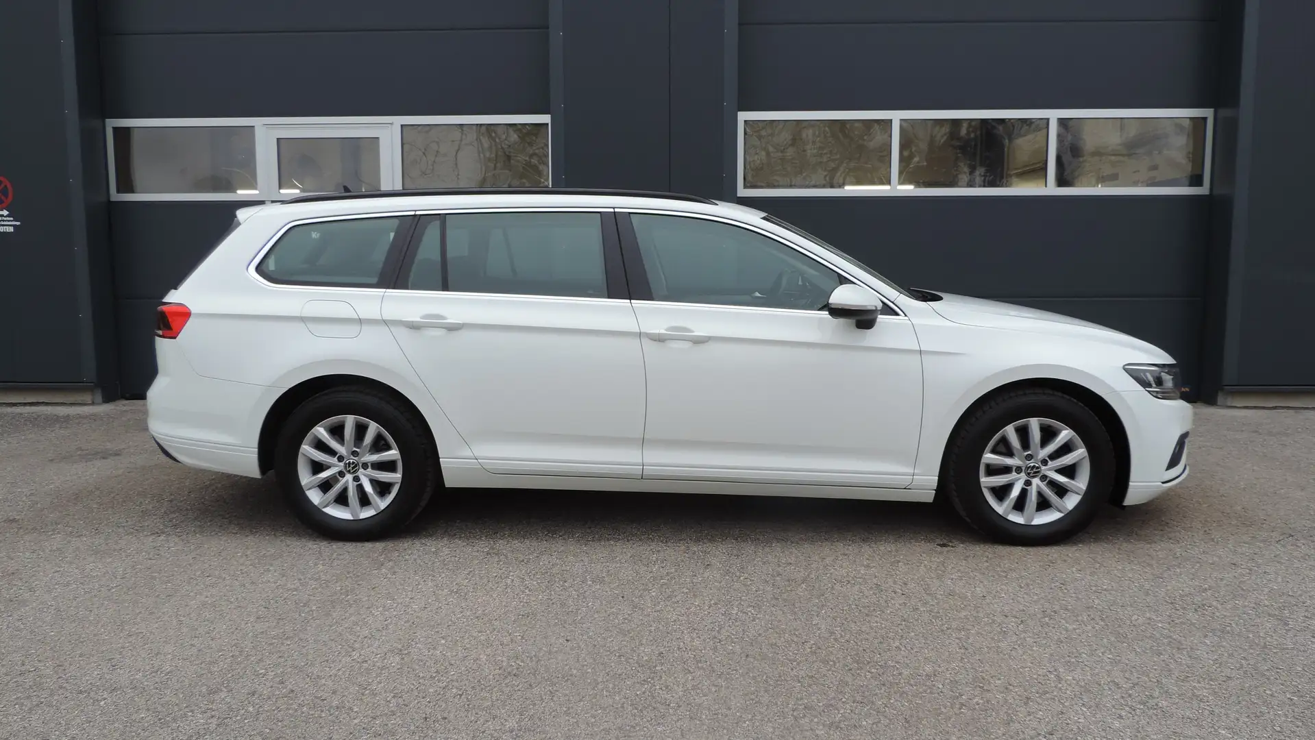 Volkswagen Passat Variant Business 2,0 SCR TDI / Modell 2021 / 1.Besitz / Weiß - 1