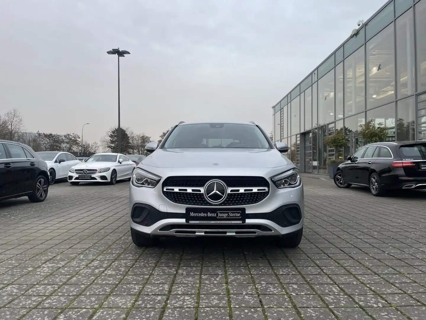 Mercedes-Benz GLA 220 d 4MATIC PROGRESSIVE+TOTW+KAM+LED+NAVI Silber - 2