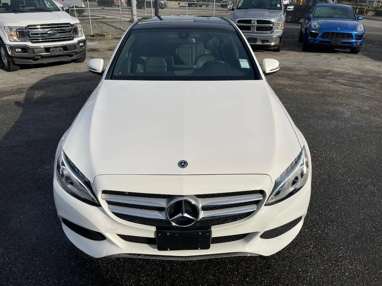Mercedes-Benz C-Class снимка Mercedes-Benz C-Class