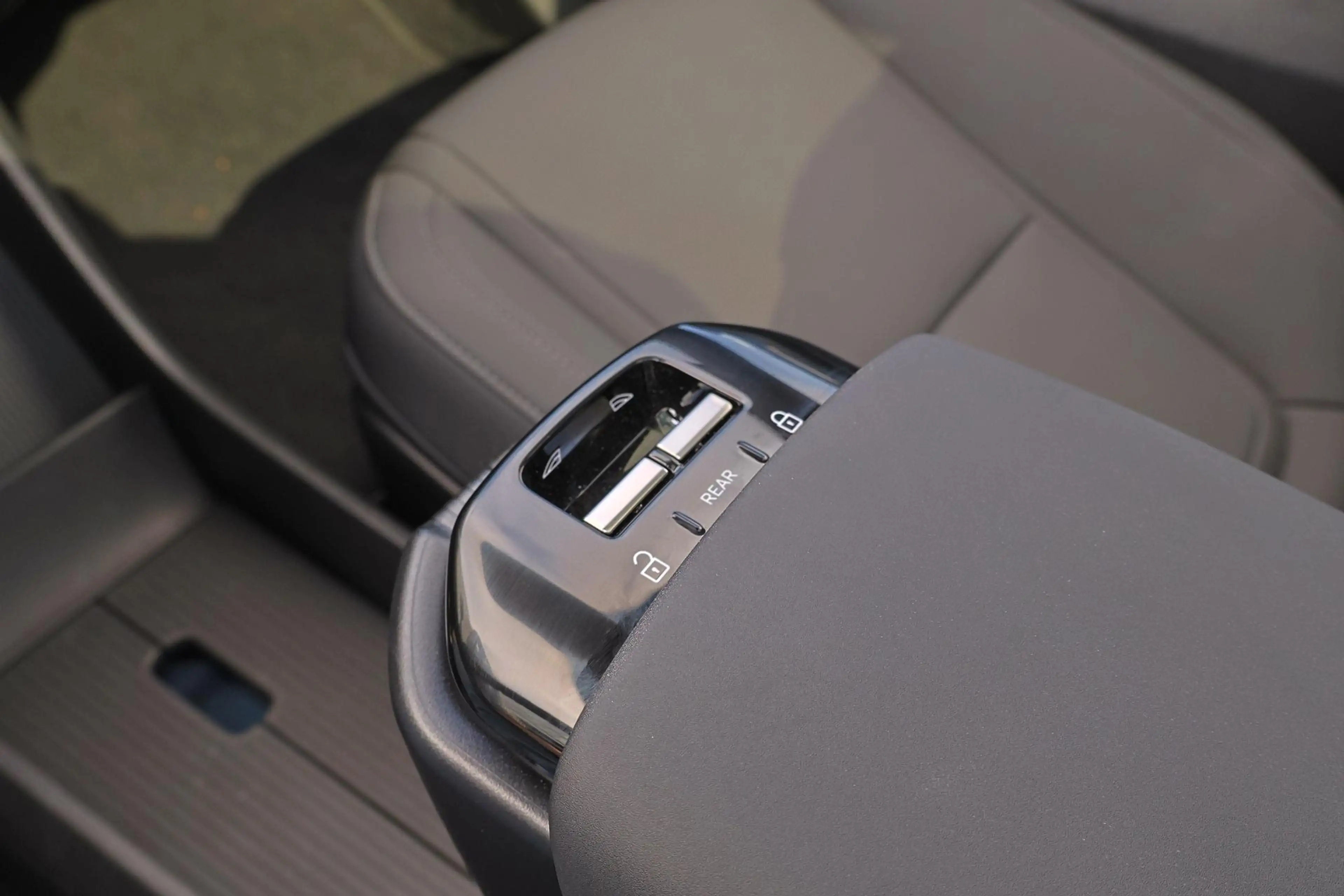 Volvo EX30 Single Motor Extended Range Ultra 69 kWh - Panoram — photo 10