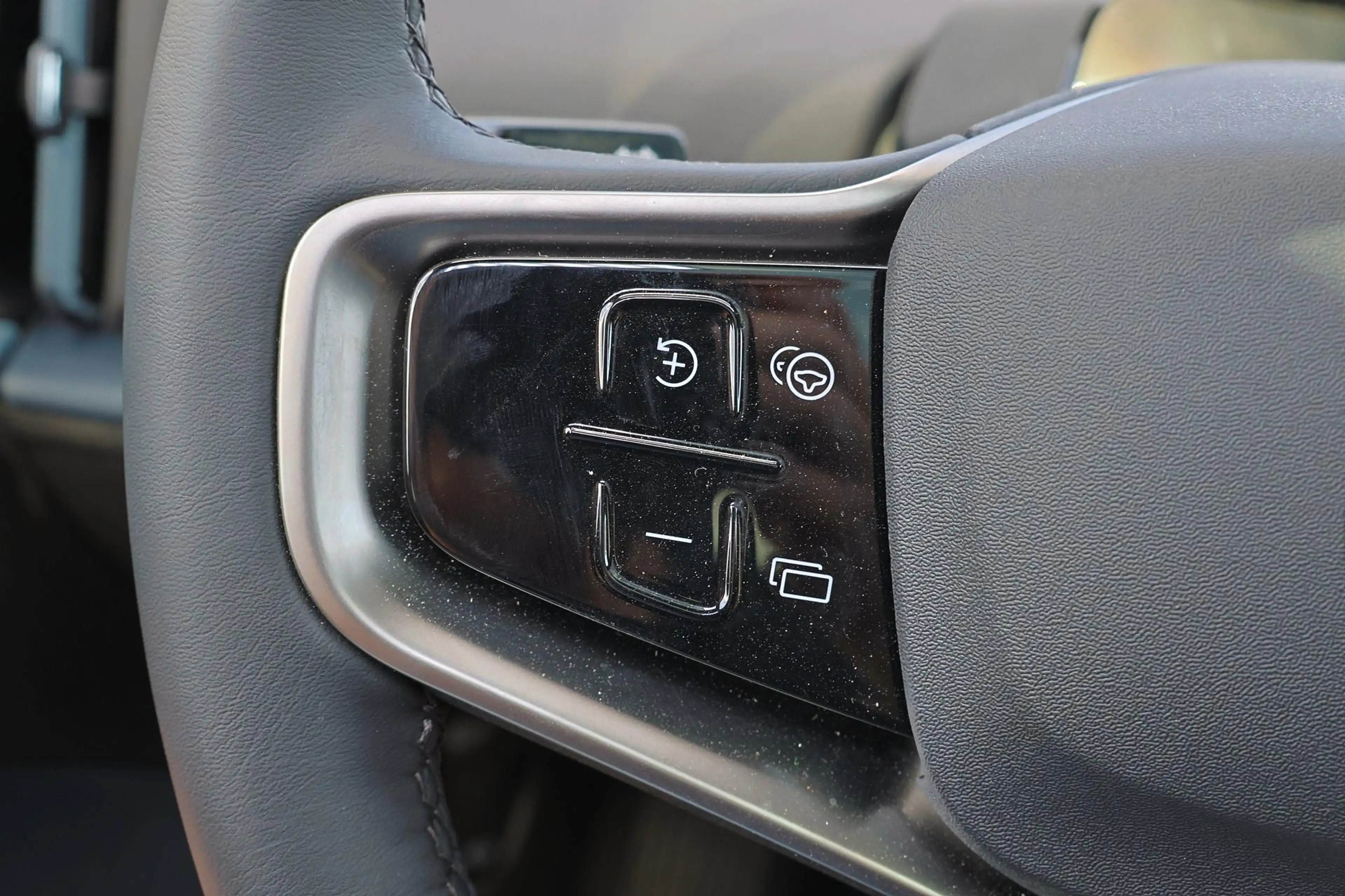 Volvo EX30 Single Motor Extended Range Ultra 69 kWh - Panoram — photo 12