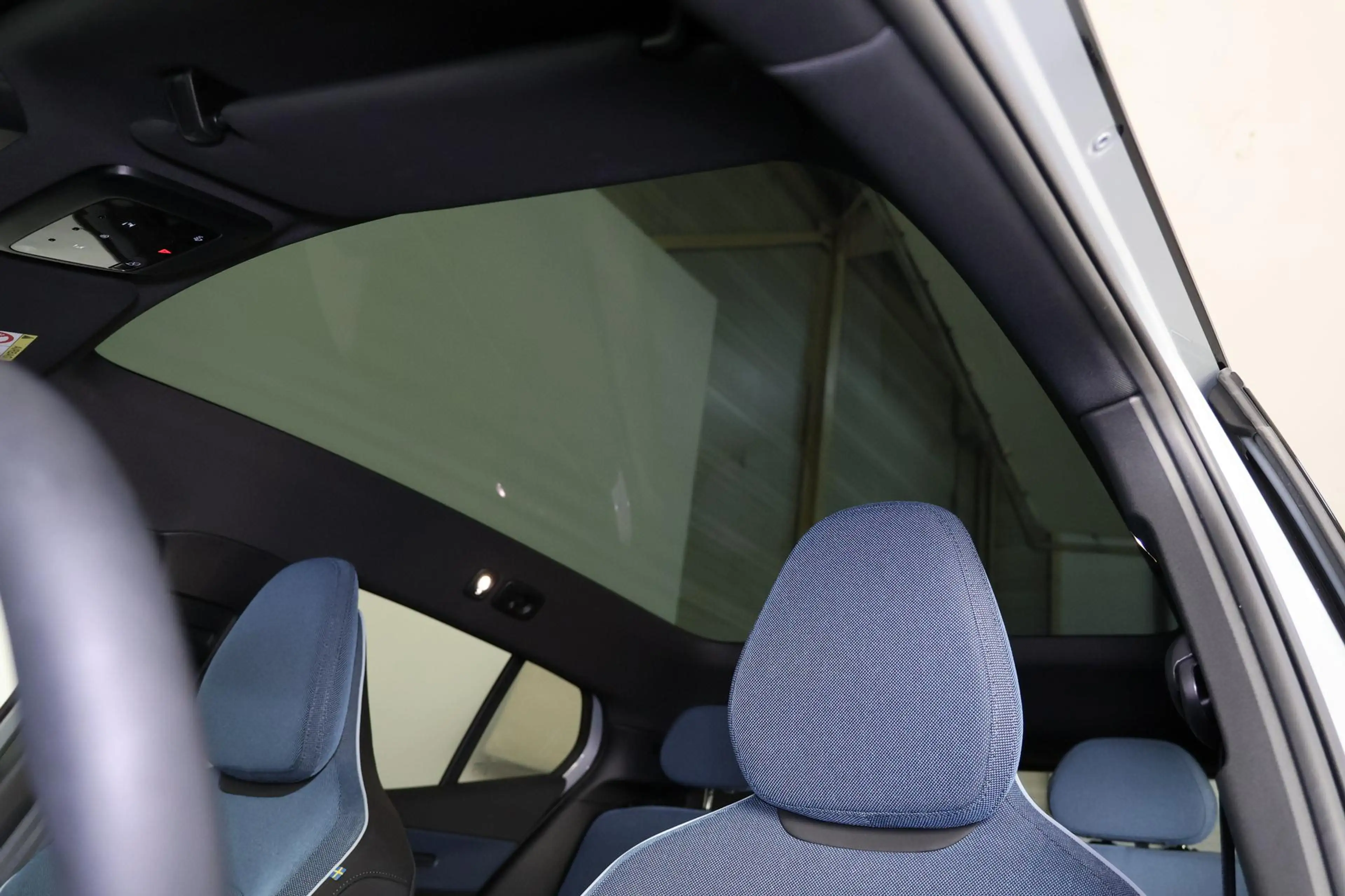 Volvo EX30 Single Motor Extended Range Ultra 69 kWh - Panoram — photo 6