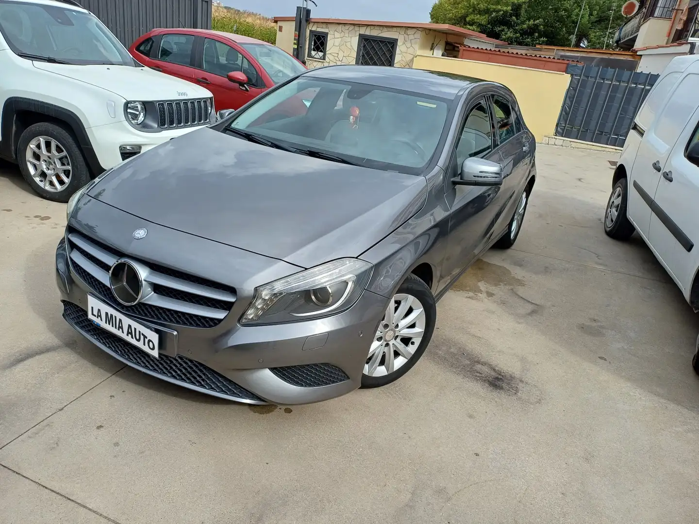 Mercedes-Benz 180 EXCLUSIVE siva - 1