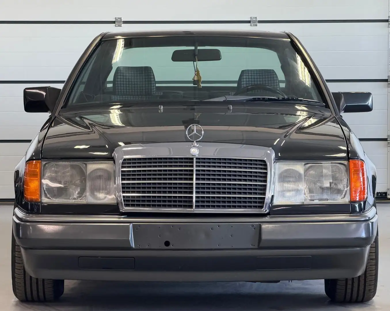 Mercedes-Benz Baureihe 124 Grau - 2
