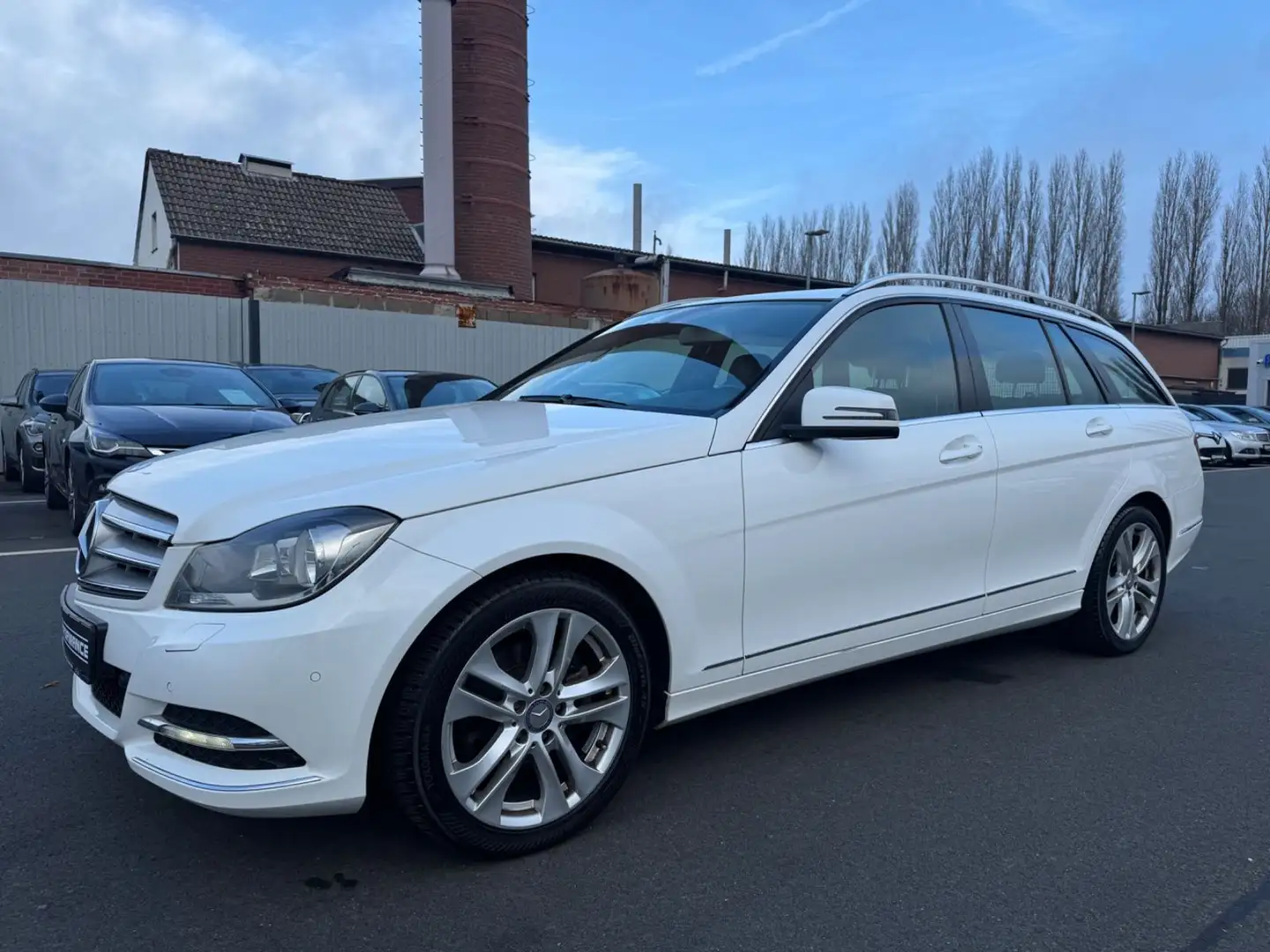 Mercedes-Benz C 250 D *AVANTGARDE*AHK*TEMP*PDC*SITZH*NAVI Weiß - 1